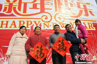 湖北一社區(qū)拍千人全家福定格鄰里溫情